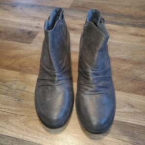 Baretrap ankle booties size 8.5